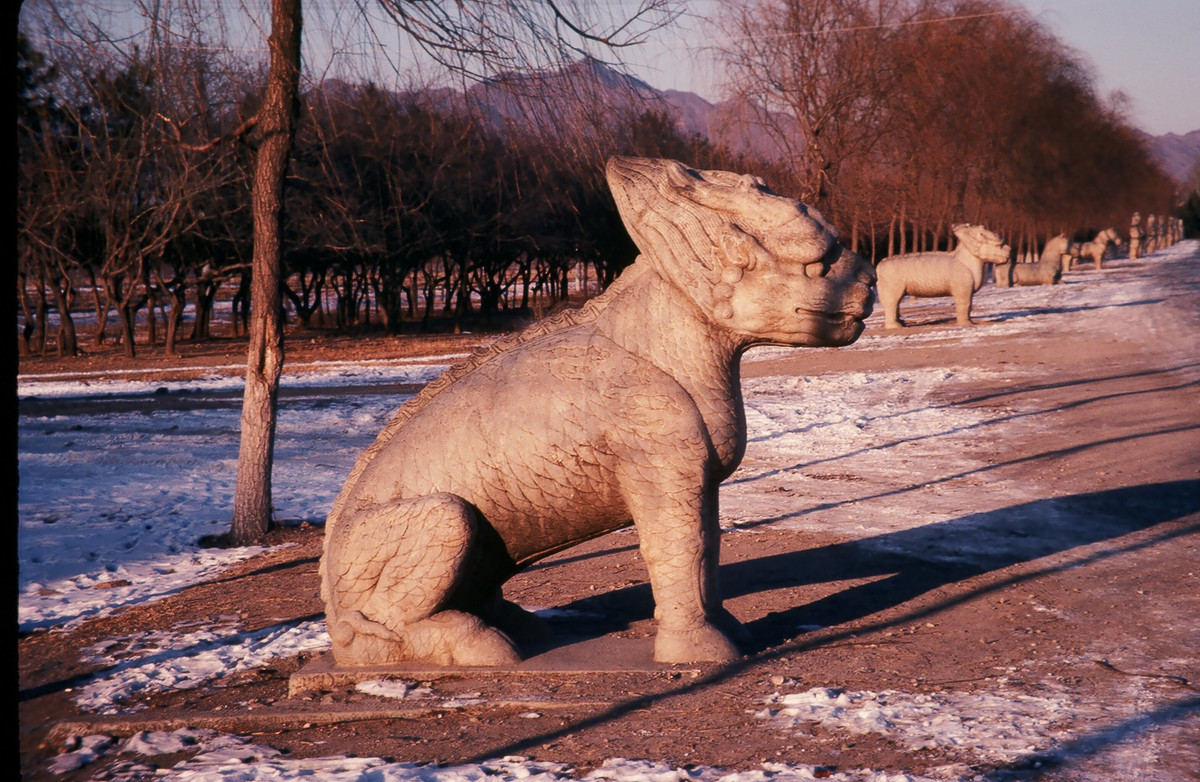 Tượng đá ở Thập Tam Lăng, khu lăng mộ triều Minh ở Xương Bình, cách trung tâm Bắc Kinh khoảng 42 km về phía Bắc - Tây Bắc.