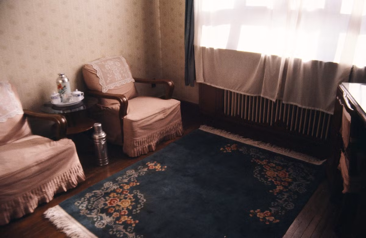 Trong căn phòng tác giả bộ ảnh lưu trú ở nhà khách Hữu Nghị.