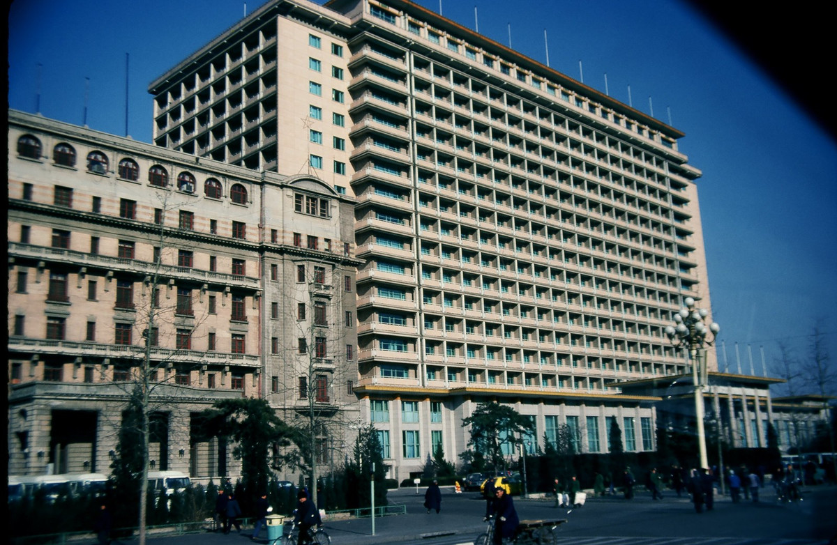 Khách sạn Bắc Kinh nằm gần quảng trường Thiên An Môn, là khách sạn tốt nhất ở thủ đô của Trung Quốc vào thời điểm đó.