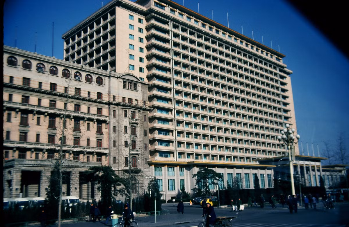 Khách sạn Bắc Kinh nằm gần quảng trường Thiên An Môn, là khách sạn tốt nhất ở thủ đô của Trung Quốc vào thời điểm đó.