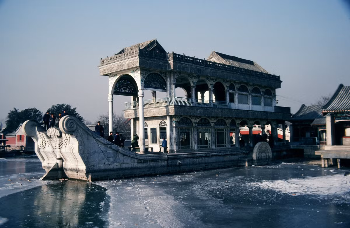 Thanh Yến Phảng - con thuyền bằng đá nổi tiếng nằm bên bờ hồ Côn Minh.