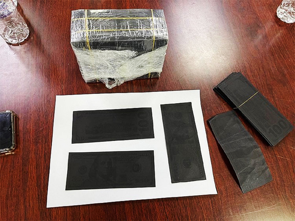 Thu giu tang vat nghi 1 trieu USD nhuom den chuyen ra nuoc ngoai