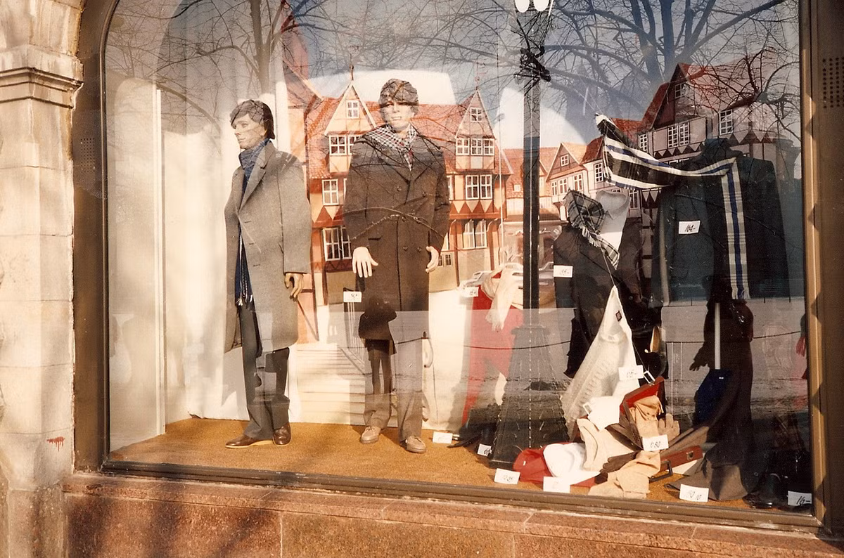 Các mặt hàng thời trang được trưng bày tại Bách hóa GUM.