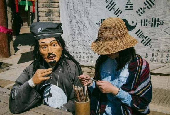 Trong đó, “Đàn ông sợ tai vểnh” là ám chỉ tướng mặt mà người xưa cho là đen đủi. Tướng tai đàn ông này thường là những người rất bảo thủ, chuyên làm trái những ý chỉ dẫn của người khác. Đặc điểm của tướng tai vểnh vành tai cao, to và nhọn như ngọn lửa cháy, vành tai hơi vểnh ra phía trước.