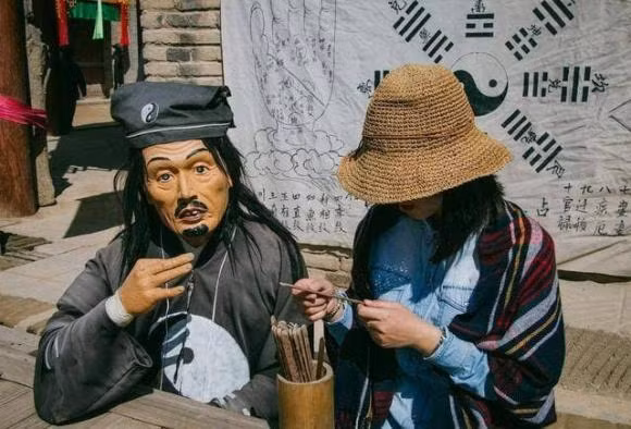 Trong đó, “Đàn ông sợ tai vểnh” là ám chỉ tướng mặt mà người xưa cho là đen đủi. Tướng tai đàn ông này thường là những người rất bảo thủ, chuyên làm trái những ý chỉ dẫn của người khác. Đặc điểm của tướng tai vểnh vành tai cao, to và nhọn như ngọn lửa cháy, vành tai hơi vểnh ra phía trước.