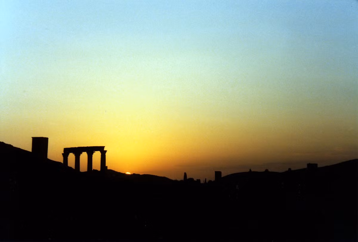 Hoàng hôn trên di tích lịch sử Palmyra, thuộc địa phận tỉnh Homs. Phần lớn các công trình kiến ở nơi đây đã bị phá hủy dưới thời kỳ cai trị của lực lượng Nhà nước Hồi giáo tự xưng IS giai đoạn 2015-2017.