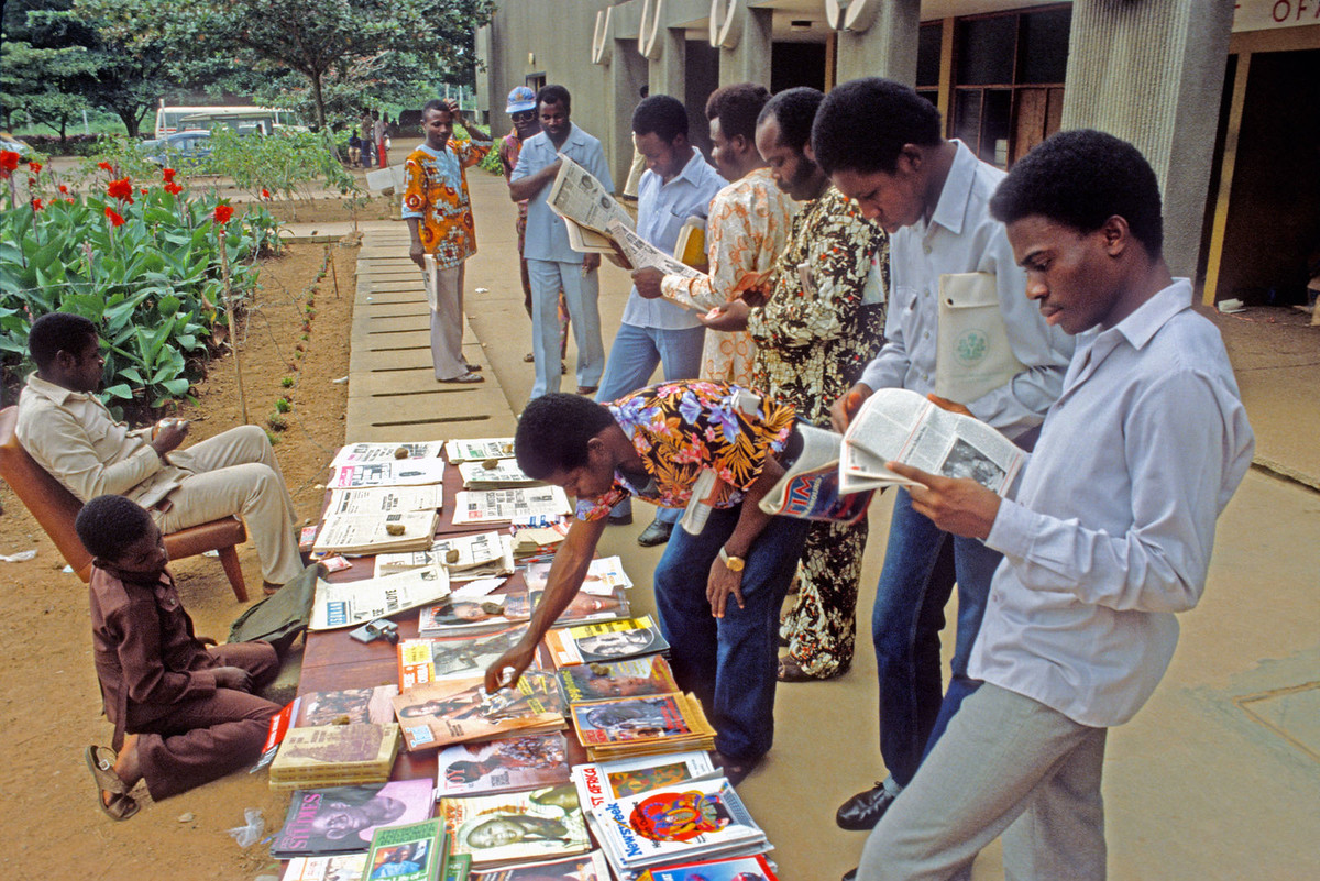 Sạp sách báo dành cho sinh viên trong Đại học Ife.