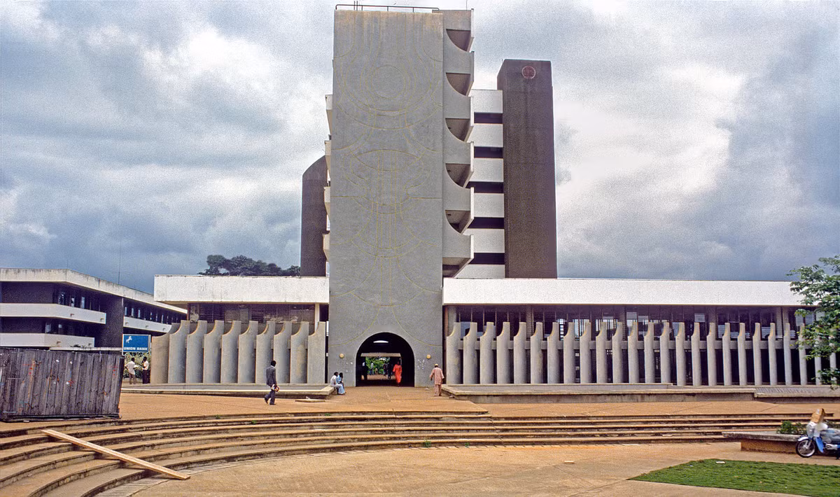 Trong khuôn viên Đại học Ife, thành phố Ife, bang Osun. Trường được xây dựng theo thiết kế của KTS nổi tiếng người Israel Arieh Sharon.