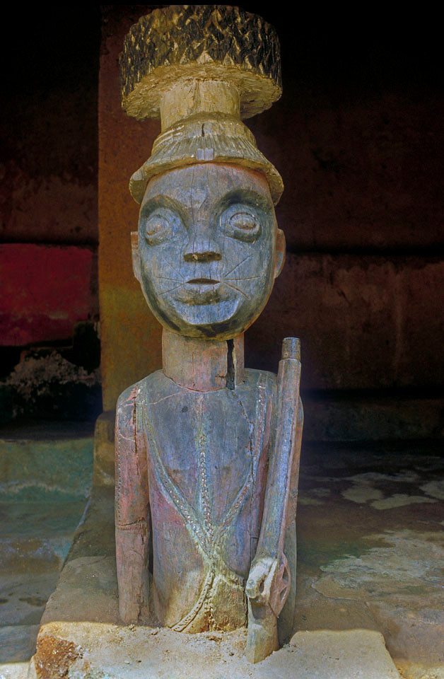 Tượng gỗ ở cung điện Owa, nơi tiến hành các nghi lễ địa phương ở Idanre.