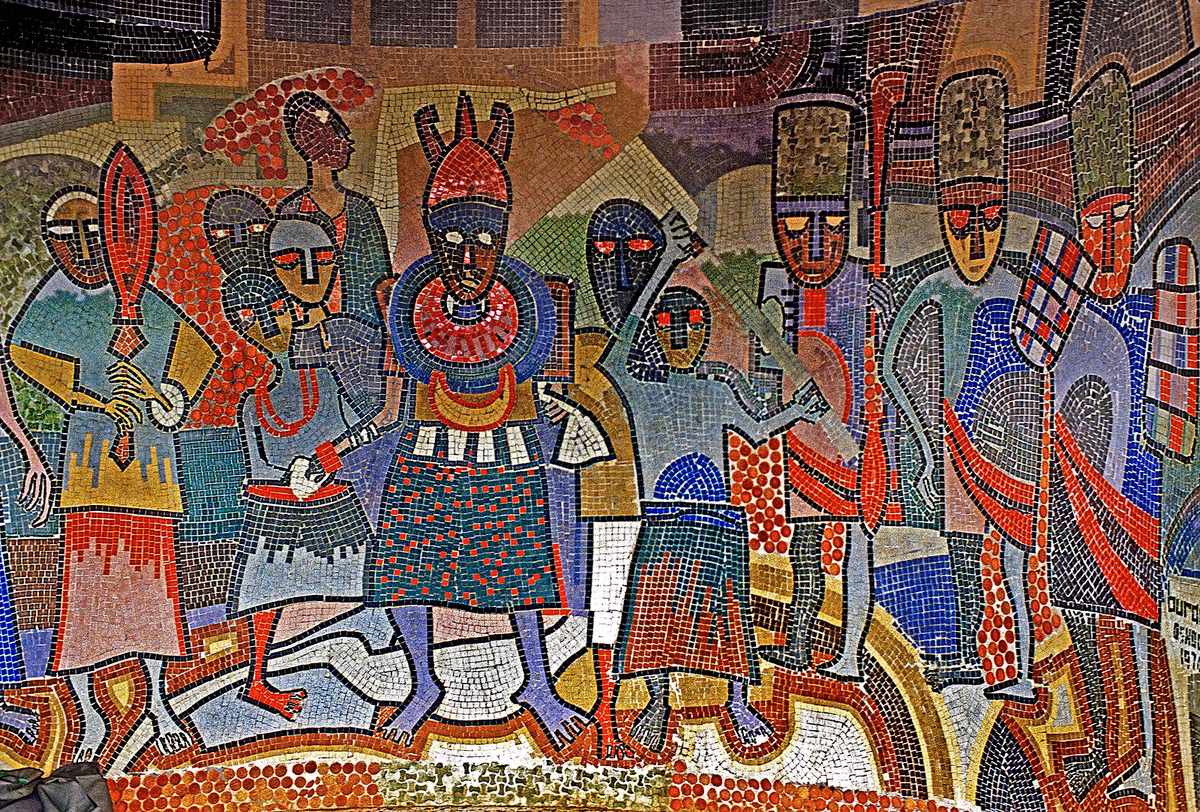 Tranh tường ghép bằng gốm ở Bảo tàng Quốc gia thành phố Benin.