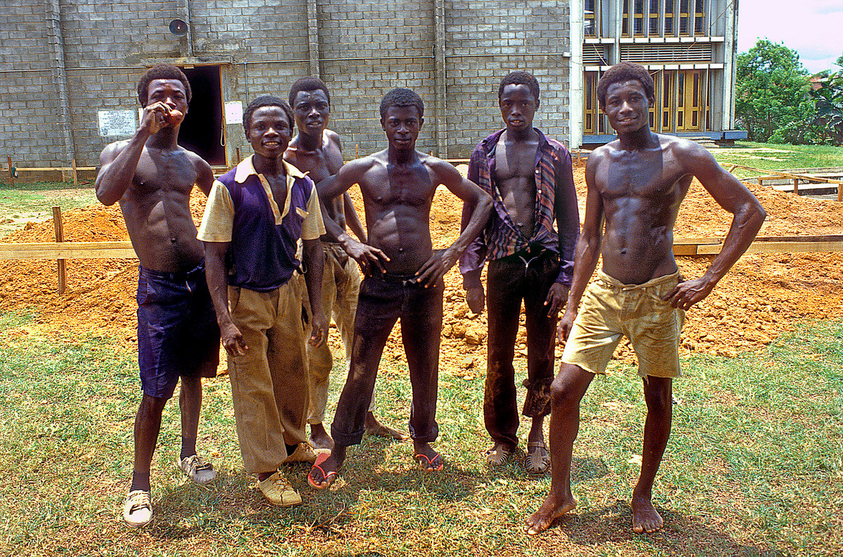 Nhóm công nhân xây dựng ở Ondo.