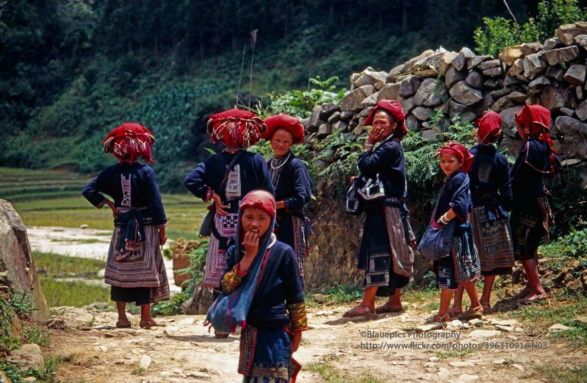 Phụ nữ và trẻ em đồng bào Dao Đỏ ở Sa Pa.