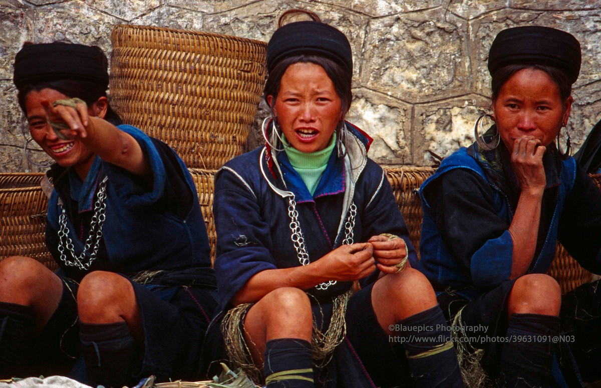 Những người phụ nữ H'Mông ngoài chợ Sa Pa.