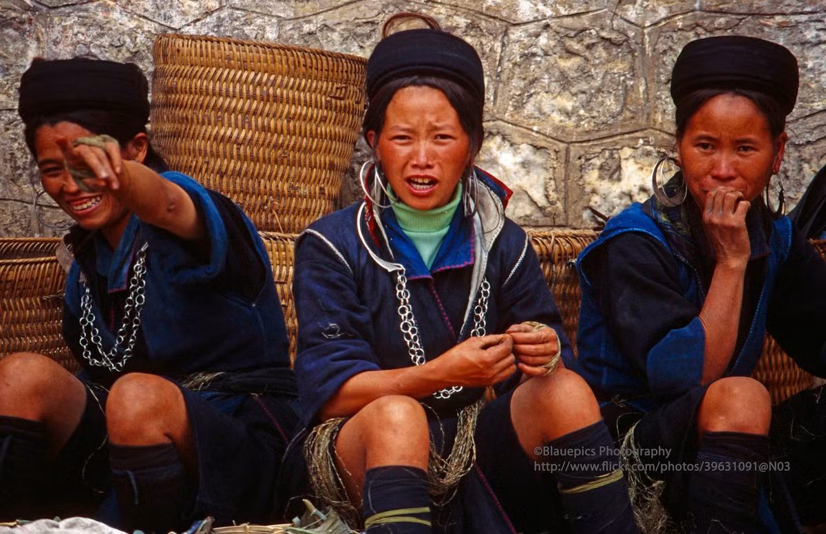 Những người phụ nữ H'Mông ngoài chợ Sa Pa.