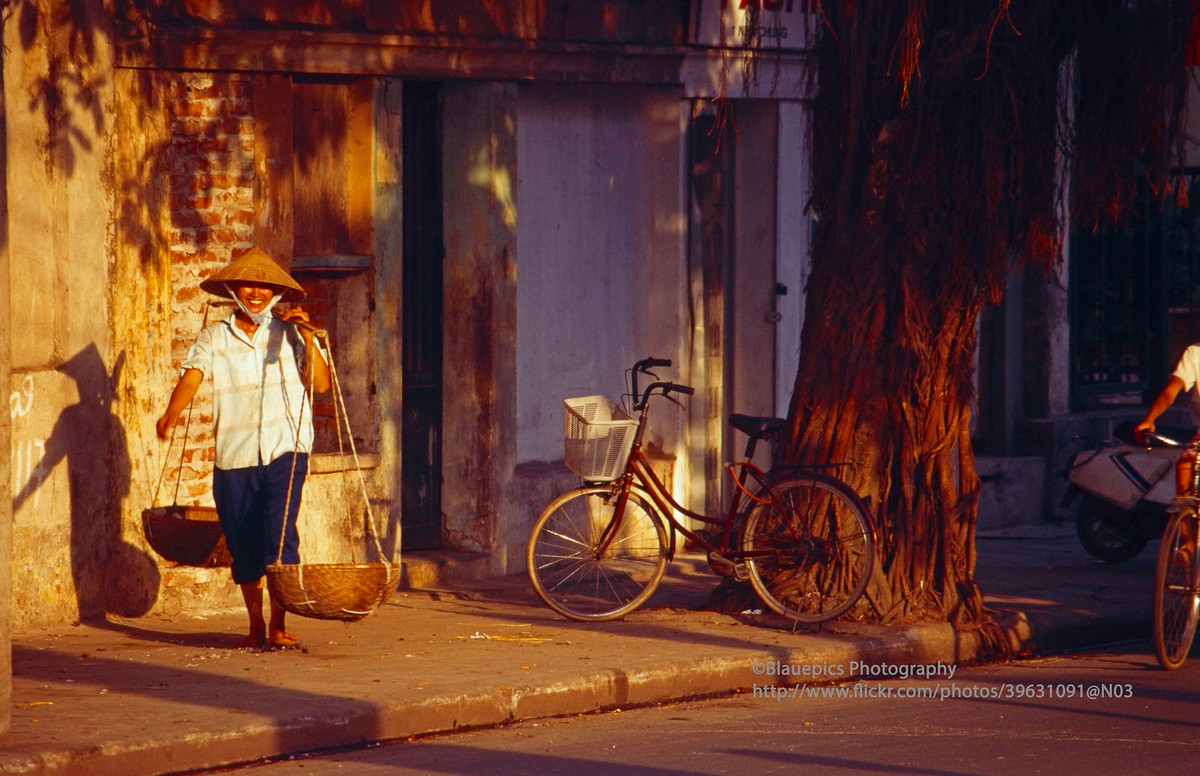 Hà Nội năm 1998 qua loạt ảnh tuyệt vời của người Đức - Hình 3 Ha Noi nam 1998 qua loat anh tuyet voi cua nguoi Duc-Hinh-3