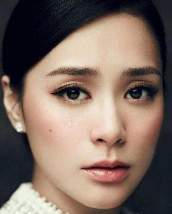 Nốt ruồi trên má. Nốt ruồi trên má thường trở thành một vị trí tô điểm nhỏ trên khuôn mặt, tăng sức hút cũng như tạo điểm nhấn. Chắc chắn khi sở hữu nốt ruồi này, bạn sẽ trông cao sang kể cả khi về già.