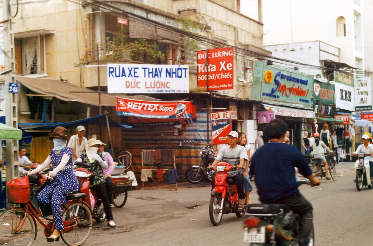 Giao thông trên đường Nguyễn Trãi, quận 1 TP. HCM năm 2002. Thời điểm này Việt Nam chưa ban hành quy định người đi xe gắn máy phải đội mũ bảo hiểm.