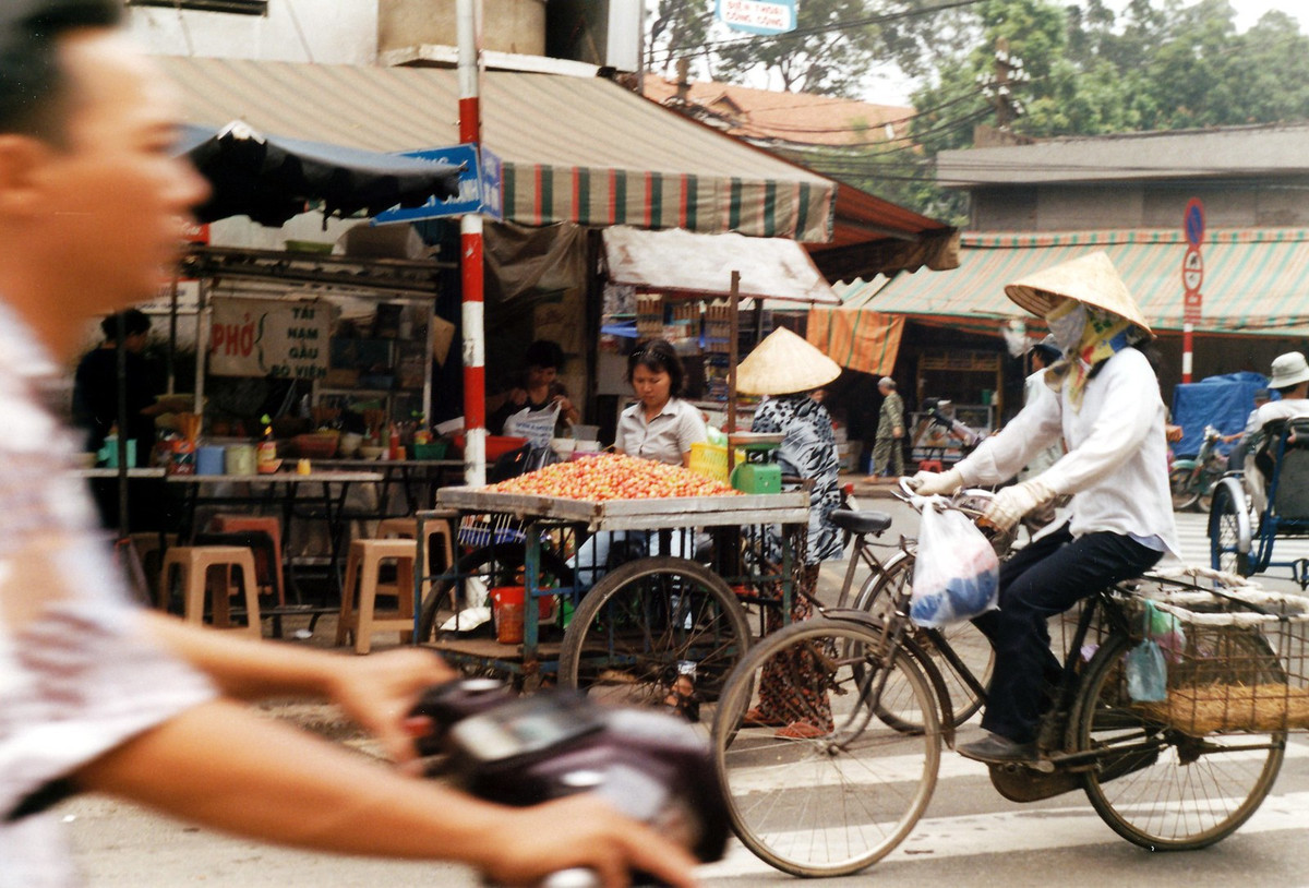 Một góc phố với xe máy, xe đạp, xích lô, xe ba gác...