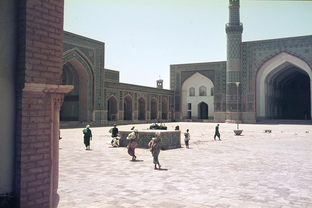 Trong khuôn viên một thánh đường Hồi giáo ở thành phố Herat, Afghanistan năm 1971. Ảnh: Duccio Pugliese Flickr.
