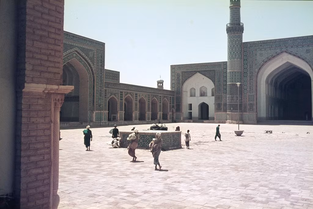 Trong khuôn viên một thánh đường Hồi giáo ở thành phố Herat, Afghanistan năm 1971. Ảnh: Duccio Pugliese Flickr.