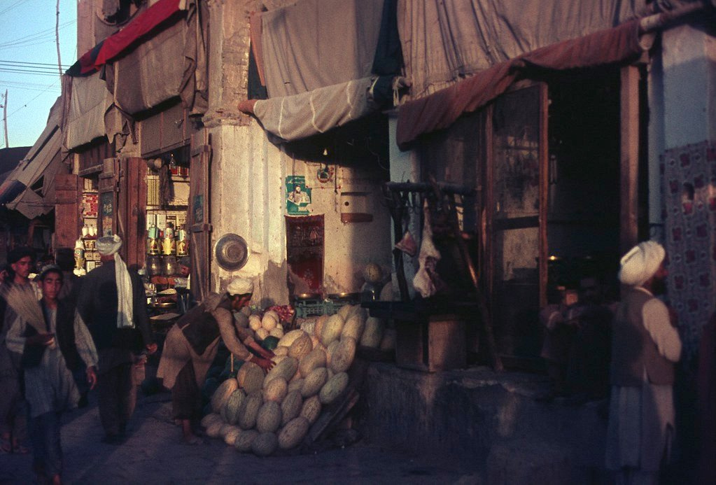 Các cửa hàng ở khu phố thương mại.