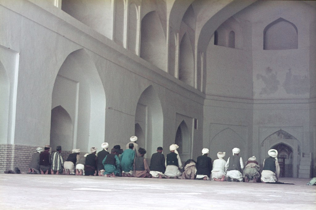 Các tín đồ Hồi giáo cầu nguyện trong thánh đường.