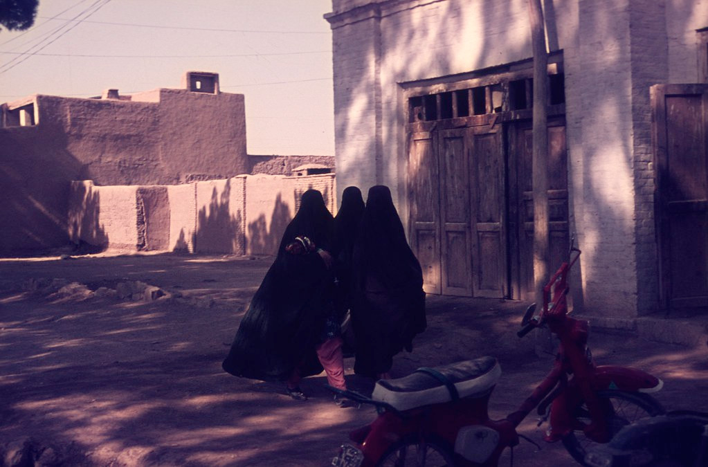 Những phụ nữ trên đường phố.