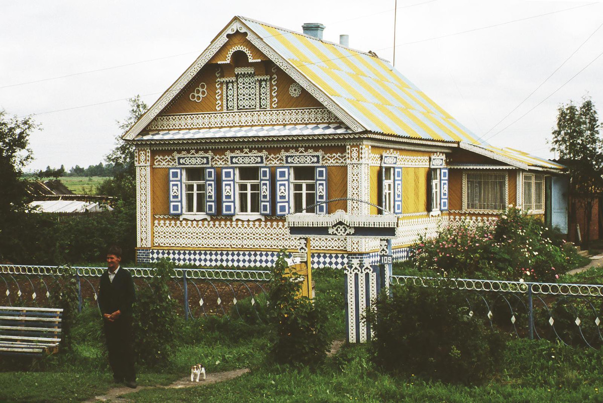 Ngôi nhà trang trí rực rỡ trên con đường từ Novgorod đến Leningrad.