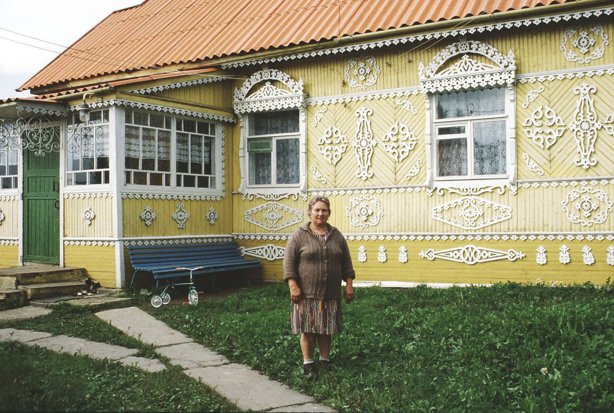 Người phụ nữ bên ngôi nhà bắt mắt.