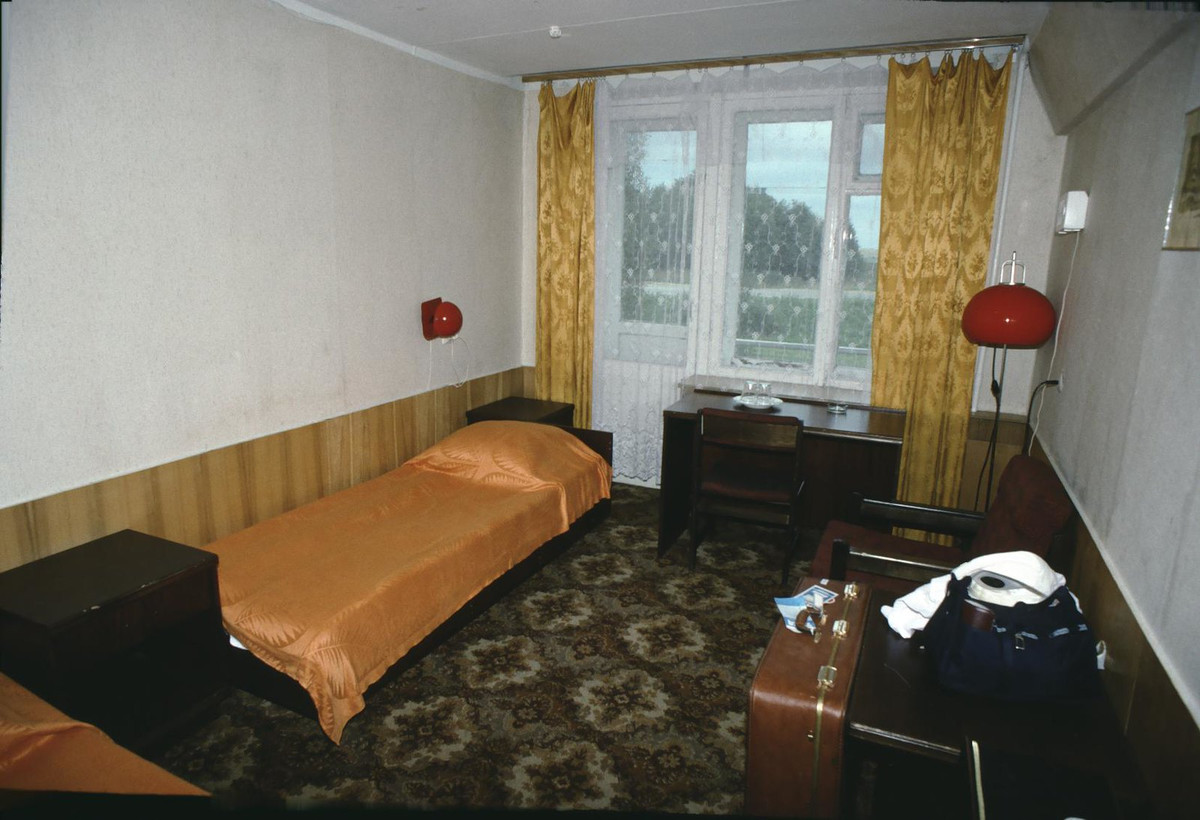 Trong căn phòng của nhà nghỉ Phoenix.