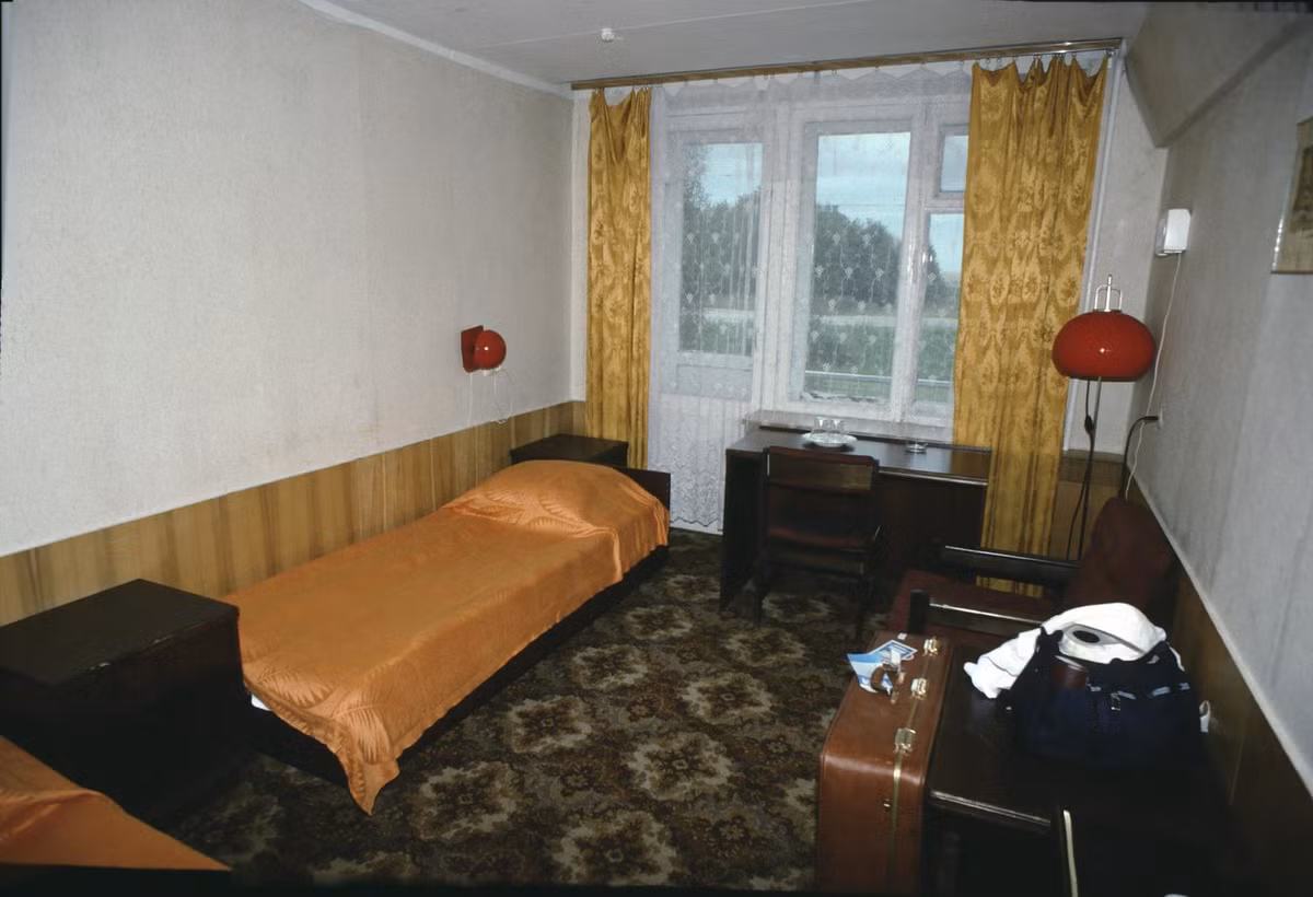 Trong căn phòng của nhà nghỉ Phoenix.