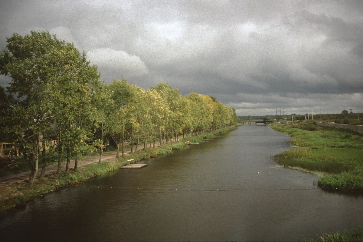 Khung cảnh ở một con kênh.