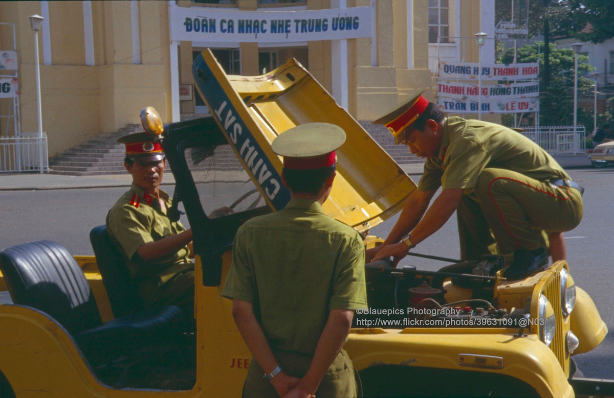 Các chiến sĩ cảnh sát và chiếc xe dã chiến ở phía trước Nhà hát Thành phố.