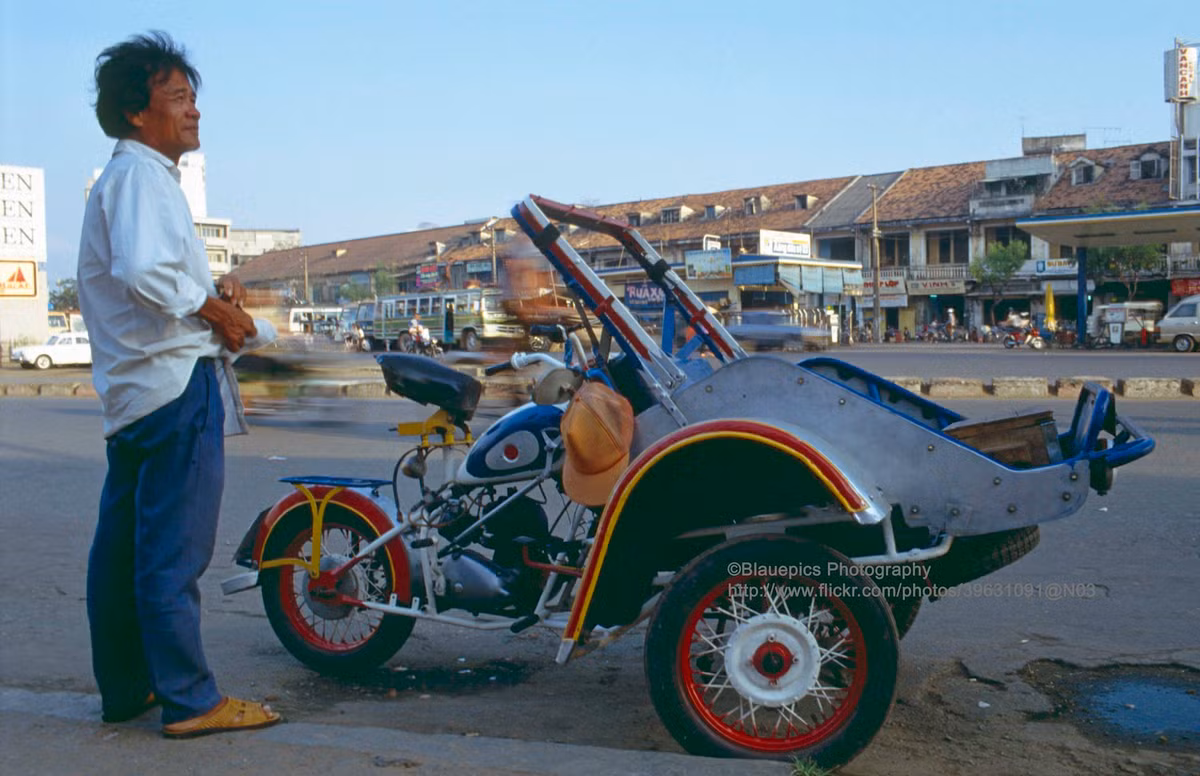 Chiếc xích lô máy được trang trí ấn tượng và người chủ kiêu hãnh.