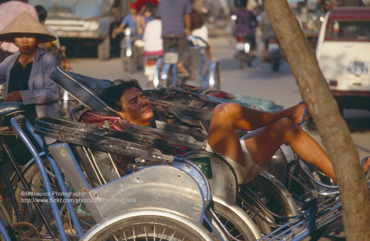 Người lái xích lô nghỉ trưa.
