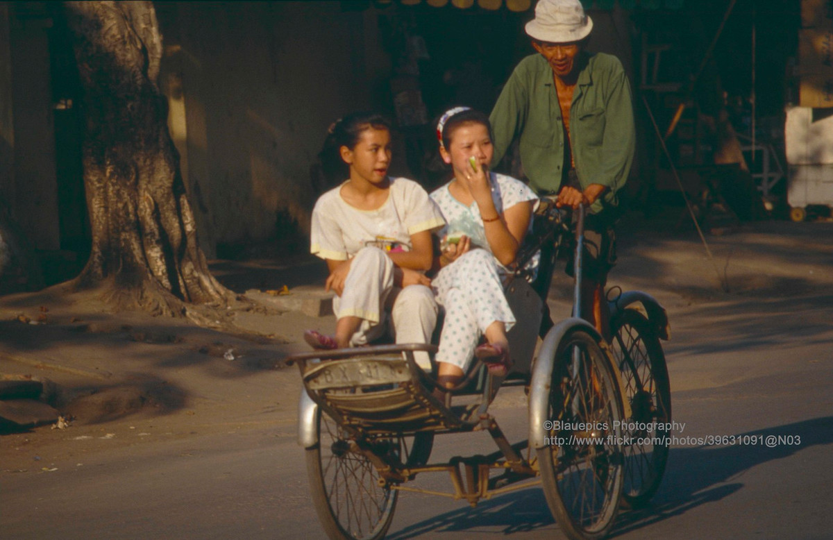 Hai thiếu nữ trên xe xích lô.