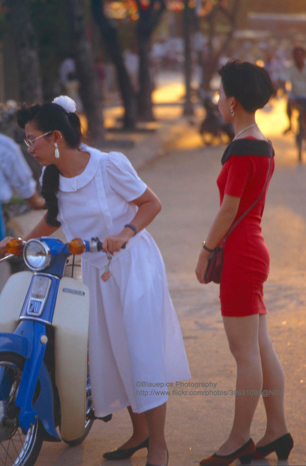 Hai người đẹp và chiếc Honda Cub sang chảnh.