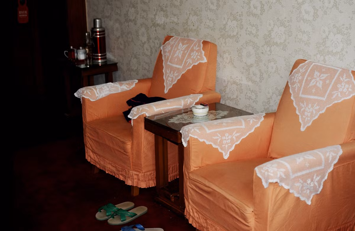 Nội thất trong một phòng của nhà khách Hương Sơn.