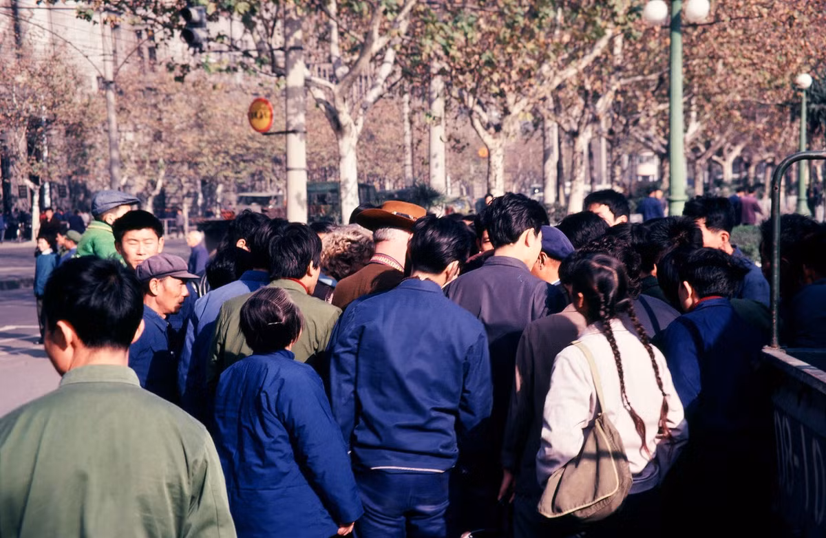 Cặp vợ chồng người phương Tây hòa lẫn vào dòng người trên đường phố Thượng Hải.