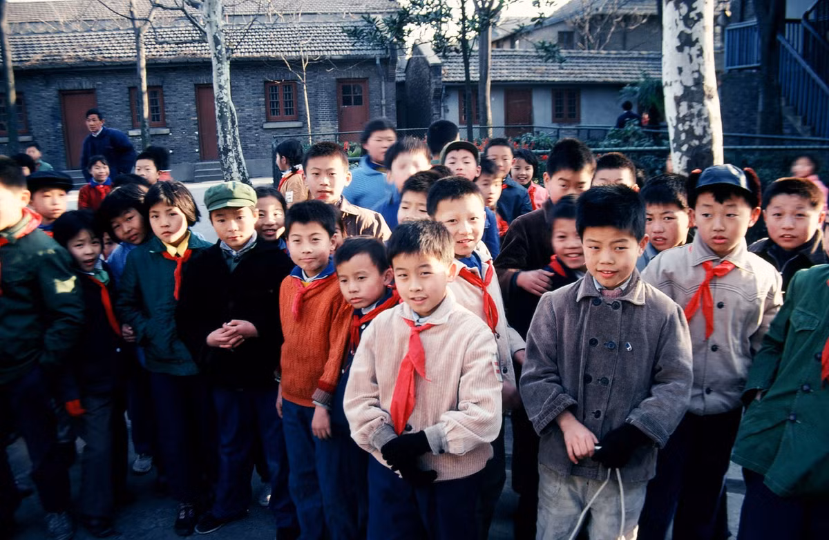 Các trẻ em tiểu học thích thú khi được khách nước ngoài chụp hình.