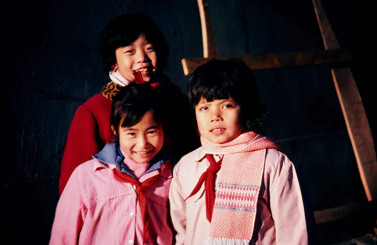 Ba bé gái tiểu học ở thành phố Thượng Hải.