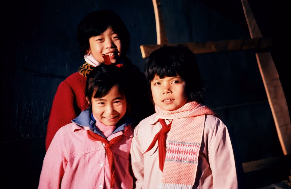 Ba bé gái tiểu học ở thành phố Thượng Hải.