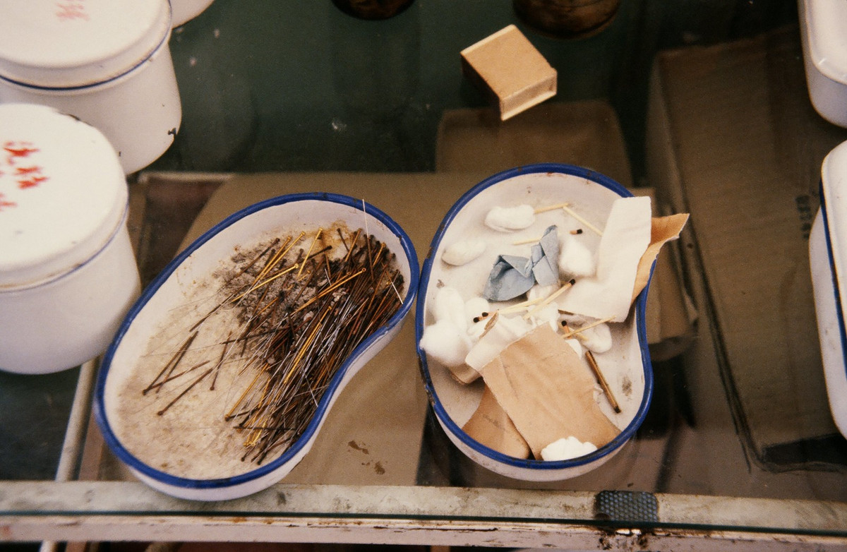Kim, diêm và bông được sử dụng tại một cơ sở châm cứu ở Thượng Hải.