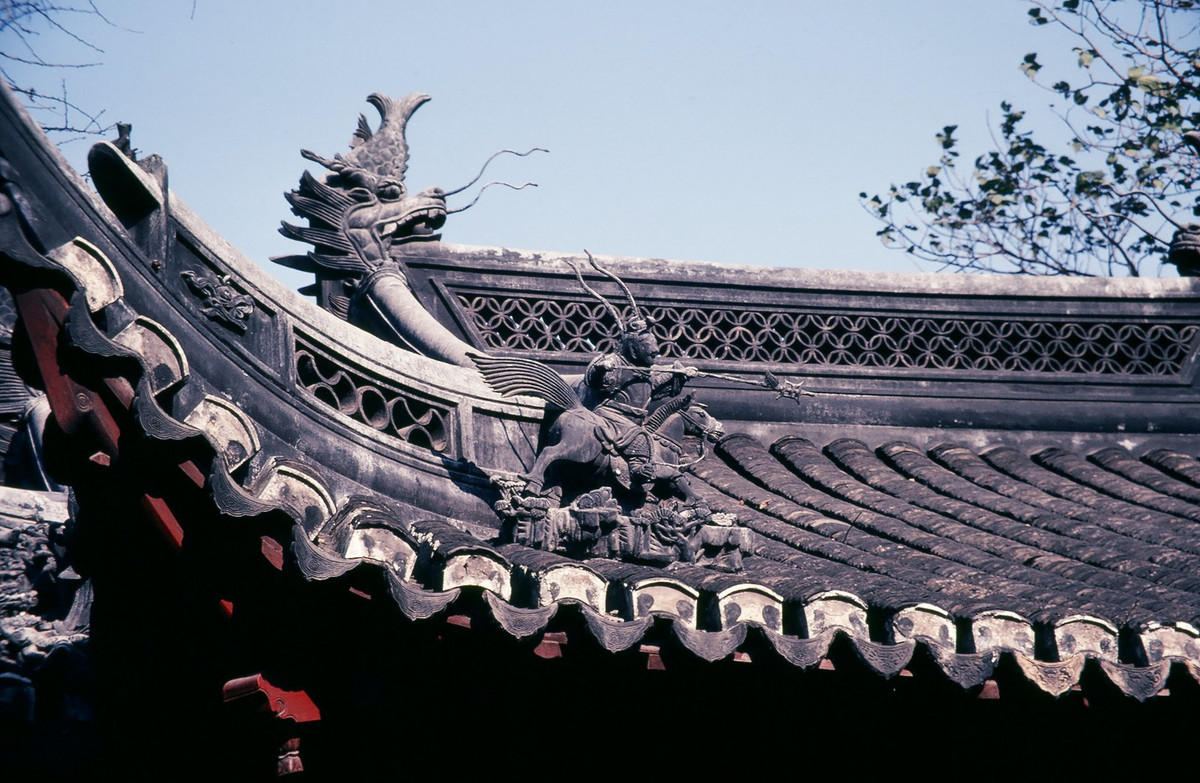 Chi tiết kiến trúc trên mái khu nhà chính ở Dự Viên.