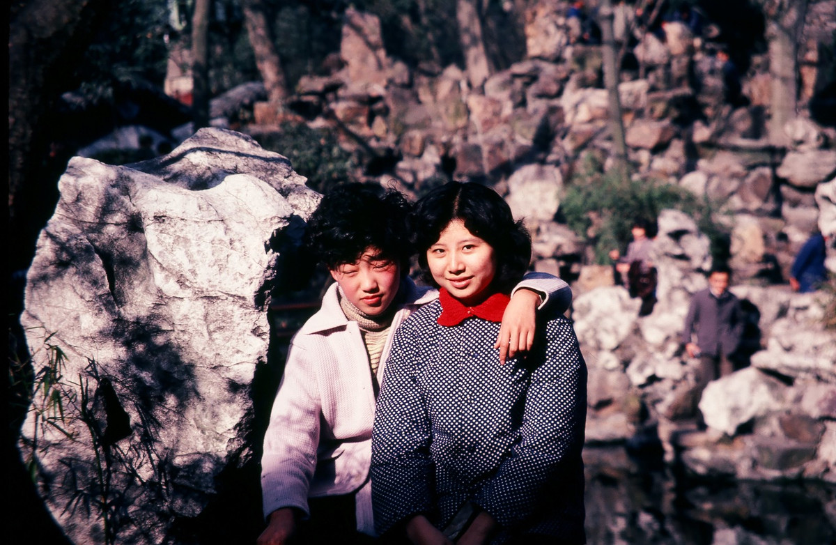 Một phụ nữ khiếm thị cùng người bạn ở Dự Viên, khu vườn Trung Hoa nổi tiếng trong khu phố cổ Thượng Hải.