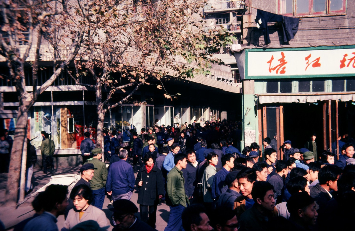 Giờ tan tầm ở một con phố trung tâm Thượng Hải năm 1980. Ảnh: Terry Feuerborn Flickr.