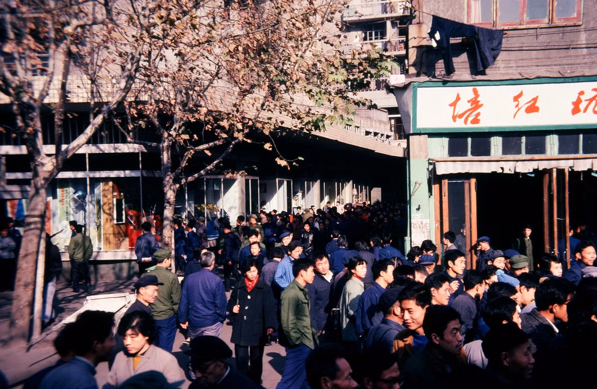 Giờ tan tầm ở một con phố trung tâm Thượng Hải năm 1980. Ảnh: Terry Feuerborn Flickr.