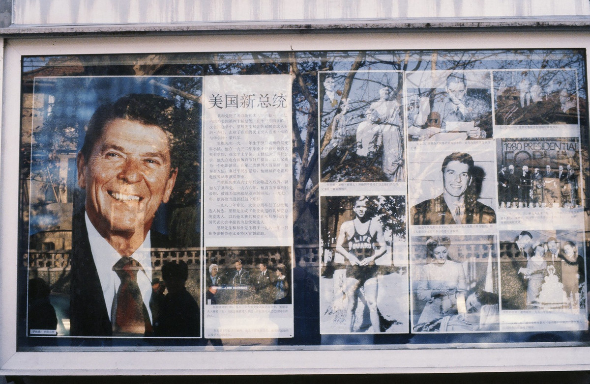 Tấm bảng thông tin bên ngoài Lãnh sự quán Mỹ ở Thượng Hải. Trên bảng có các thông tin giới thiệu về Ronald Reagan, người vừa đắc cử Tổng thống Mỹ.