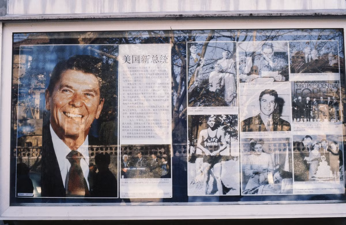 Tấm bảng thông tin bên ngoài Lãnh sự quán Mỹ ở Thượng Hải. Trên bảng có các thông tin giới thiệu về Ronald Reagan, người vừa đắc cử Tổng thống Mỹ.