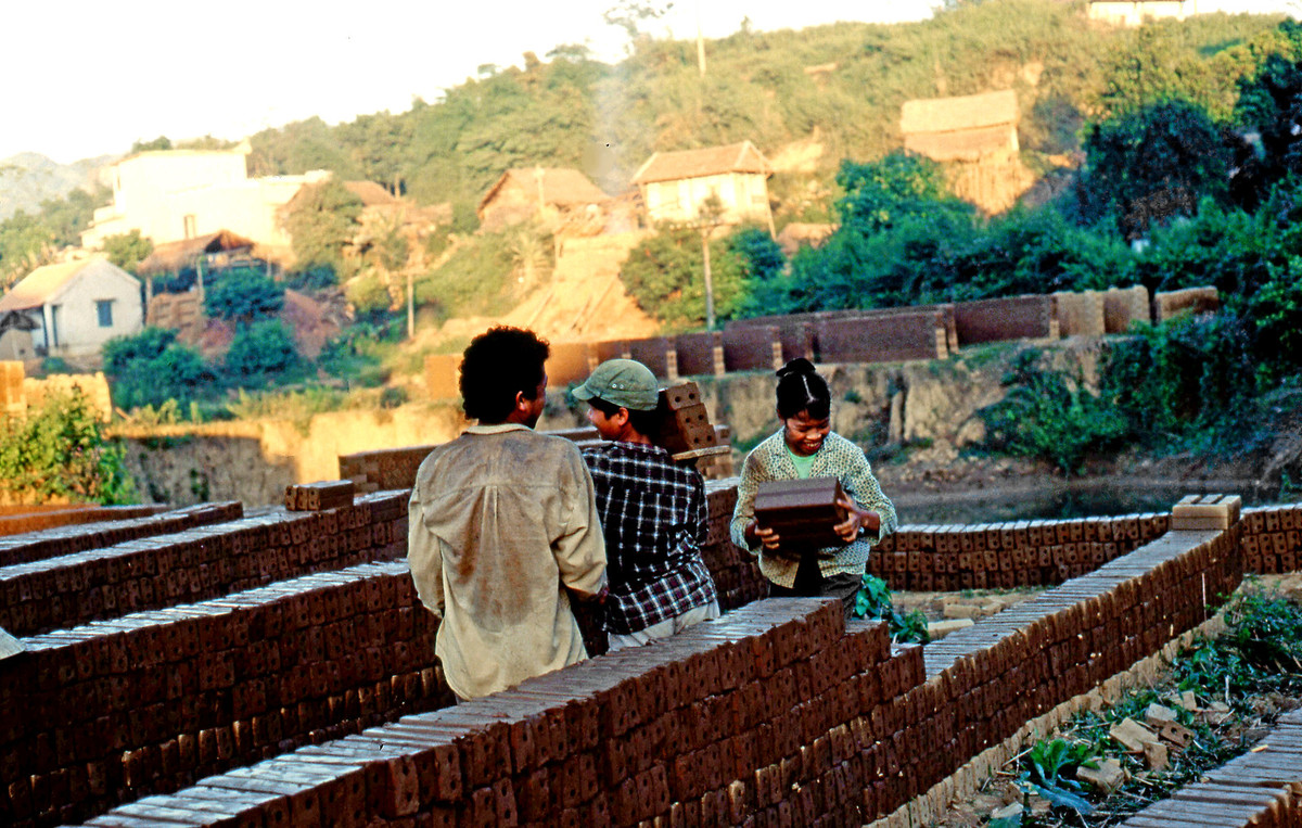 Trong một xưởng sản xuất gạch.